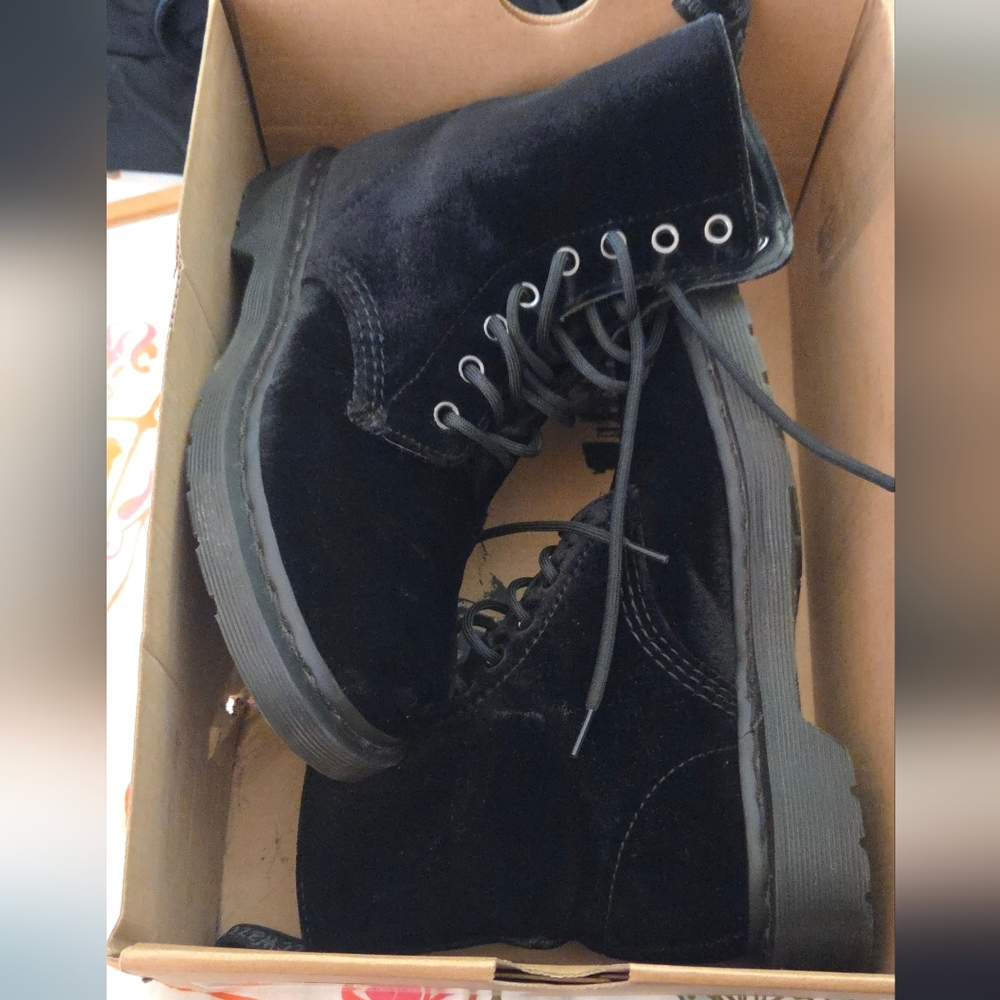 Dr. Martens Page Velvet BLACK 8 Hole boots   NWOT! Sz 6